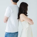 背中合わせで喧嘩しているカップル