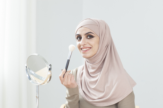 化粧をしているムスリムの女性