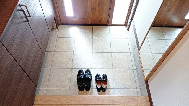 玄関に置いてある2つの靴