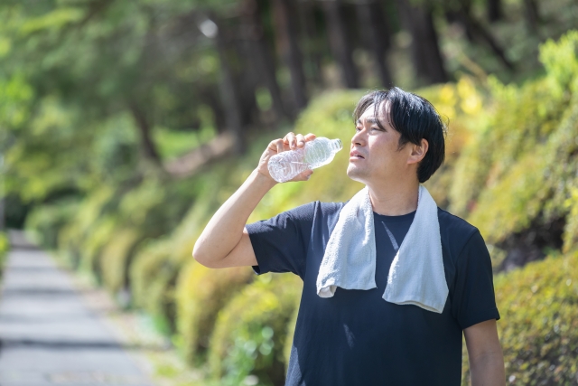 運動中に水分補給する男性