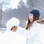 雪を持つ女性