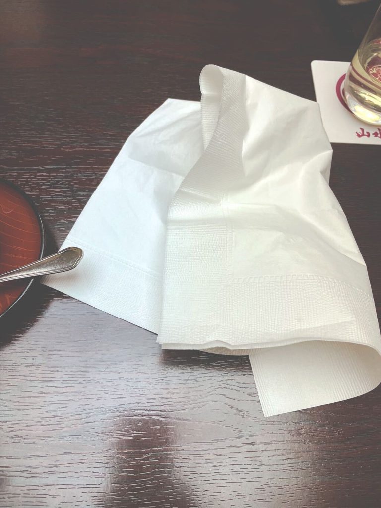 テーブルの上に置いてあるナプキン