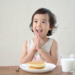 食事を食べる前の少女