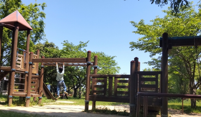 公園で遊ぶ子ども