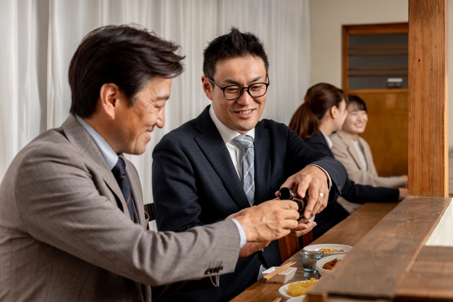 お酒を飲むサラリーマン